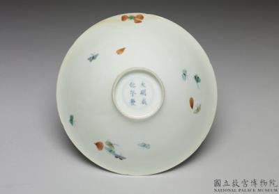 图片[3]-Bowl with lobed rim and wucai polychrome decoration of plum blossoms and butterflies, Ming dynasty, Chenghua reign (1495-1487)-China Archive